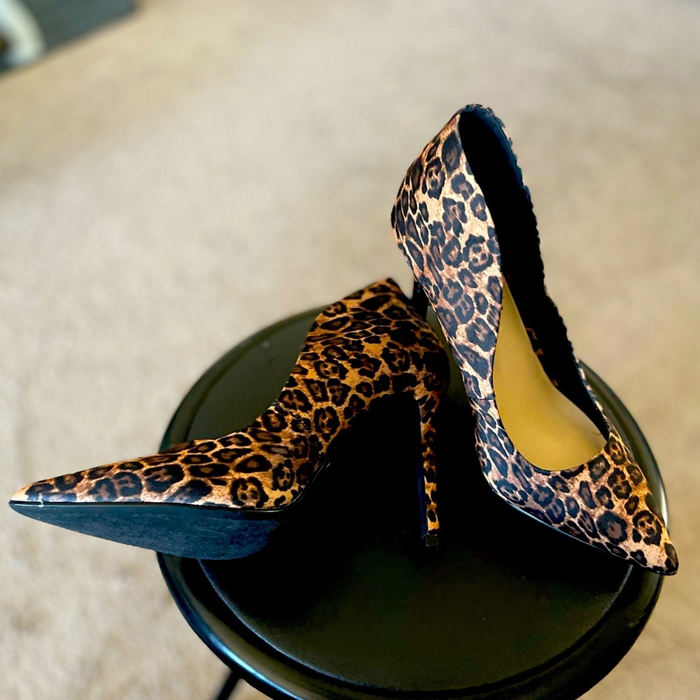 Fergie Acapella 8.5 Leopard print pumps